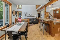 Family Fun Getaway w/Pool, Private Hot Tub, Games & BBQ!