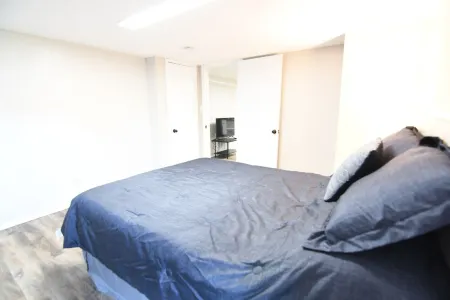 Comfy, Casual and Close! Отели рядом с достопримечательностью «Ta-Ha-Zouka Park»