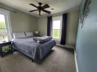 Wyatt's Country Home - King Bed!