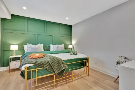 Downtown Stratford’s Luxury 2 BDR Suite with Kitchen *BRAND NEW*