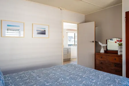 Brighton family bach - sea views, close to beach, park & shops, pet friendly! Отели рядом с достопримечательностью «Tasman Holiday Parks - Waihi Beach»