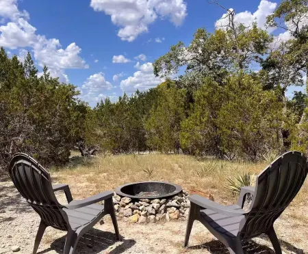 Cute clean cabin with views, hot tub, deck, grill - near Waco, TX