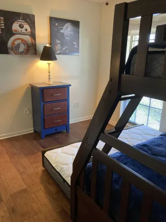 Home w/ a view to the green, 5-minutes to the beach,  pool access. Sleeps 5.