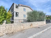 Villa Andi Terrace, Wi-fi, dishwasher, washing machine, parking, 3 min beach Hotels in Peroj