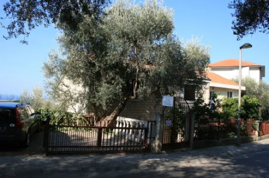Adapted house in a Mediterranean style, children u. Pet friendly, very good nature