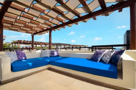 Aldea Thai PH with HUGE rooftop terrace, private plunge pool! Updated & Unique!