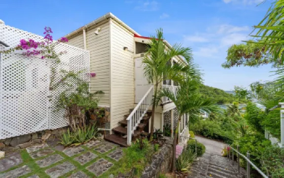 Island Bungalow · Walk to Town · Patio Swings & Ocean Views · Backup Power  호텔