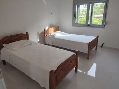 Quaint Village Getaway - Mountain & Ocean Views Отели в г. Дельвина