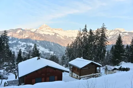 Chalet 80 m² - 4 bedrooms Отели в г. Крест-Волан