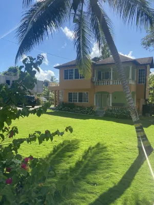 Beautiful Villa with Private pool, Hotel in zona Whispering Seas