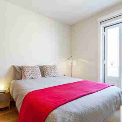 Bright Terrace Apartment in Sunny Lisbon Center, Principe Real Rooms