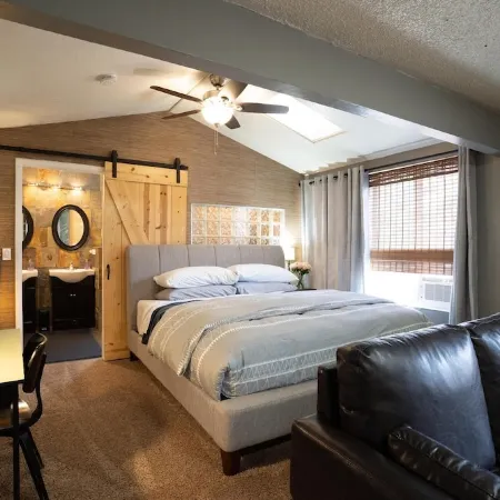 Cozy Swell House- Pet Friendly, Fenced Backyard: 2 King Beds