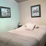 Cedar Post and Beam in the heart of Okanagan Wine Country. Pets OK. Hotel in zona Winfield Arena