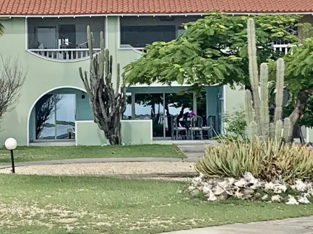 NEWLY RENOVATED Ocean Front 2 bedroom/ 2 bath, pristine water, divers paradise.