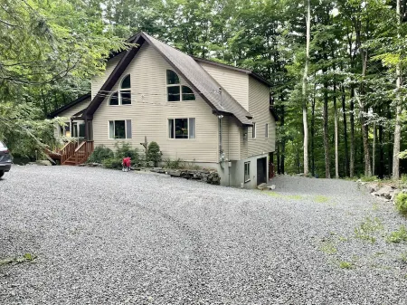 Spring & Summer in the Poconos! Grill, Firepit, Hot Tub, Pools, Beach, Golf MORE