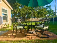 Tropical Suite with Garden near Beaches & Nature in Melbourne Post Commons附近的飯店