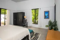 Coral Dream House - Tropical retreat w/ pool, walkable location in Uvita!