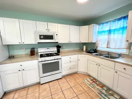 Blair's Bungalow - 2 bdrm w/dock slip Green Turtle Cay