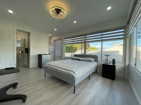 Cozy , spacious and comfortable house. Pet friendly! And close to everything!!! Отели в г. Чилливак