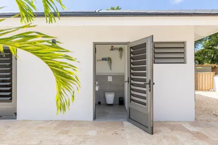 *PRACHING* The Luxury 8 person Villa Vista Lena in the neighborhood of Jan Thiel. See x1f3a5;!