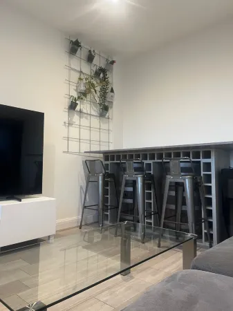 Cozy Sale Apartment Retreat Отели рядом с достопримечательностью «Парк Сейл Уотер»