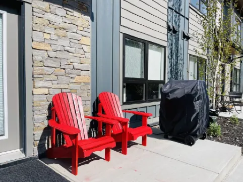 Joe’s Brand New 2 King Bedrooms Townhome in Canmore (License: Res-10681)