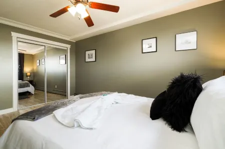 Vibrant Escapade Bright and spacious one bedroom min to NAIT Great for students Отели рядом со станцией Edmonton VIA Rail Station
