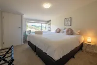 Natural Lake and widespread views with family sized apartment/house Các khách sạn ở Lower Moutere