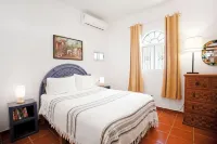 Charming casa, 1 block to the beach- safe, quiet, excellent wifi, AC