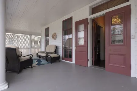 La Victoria 5-bedroom estate in the heart of Warwick, an Hour away from NYC Отели в г. Уорик