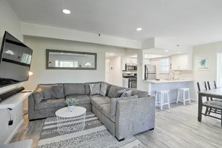 Less Than 1 Mi to Slopes! Heavenly Daze Chalet in Tahoe Отели в г. Стейтлайн