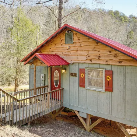 Secluded Family Retreat in Dahlonega w/ Hot Tub!