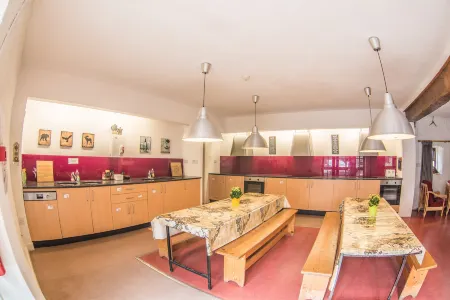 Old Mill Holiday Hostel Отели в г. Уэстпорт