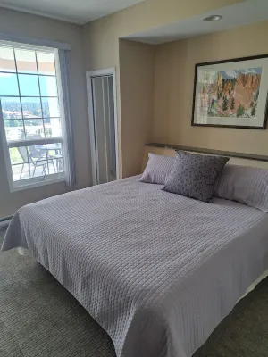 Spacious pet friendly condo with beautiful golf course and mountain views