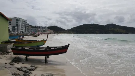 Apto de Frente p / 08, Sky, WI FI, partial sea view. Up to 12x s / interest in CC. Отели в г. Арраял-ду-Кабу