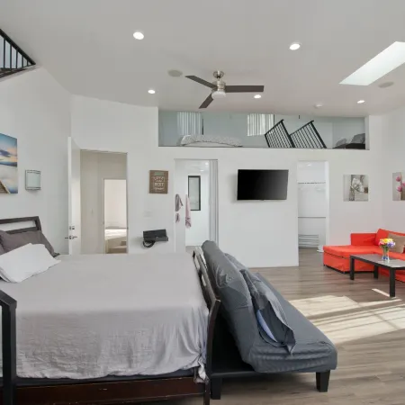 Modern Loft Rooftop Deck Venice Beach Studio Bedroom Apts by RedAwning