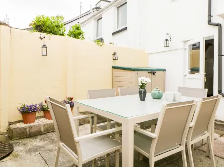 The Yellow House, 13 King Street