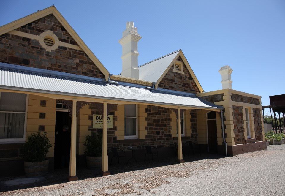 Burra Railway Station Bed & Breakfast - Housity