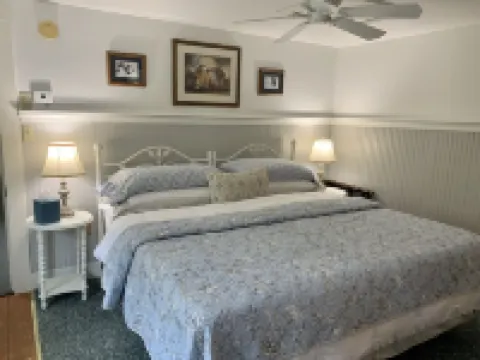 The Buttonwood Inn on Mt. Surprise Hotels in Bartlett