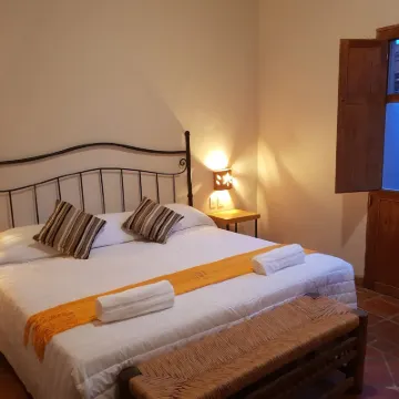 Puerta San Pedro Hotels near El Parian