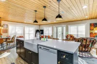 8 Mi to Ozark Folk Center: Home w/ Hot Tub & Deck - balcon