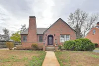 Walk to UK Campus: Charming Home w/ Patio! - homestay