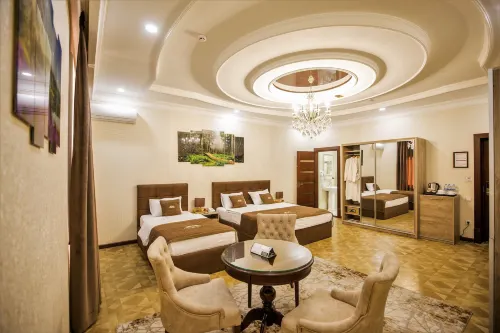 Leader Hotel