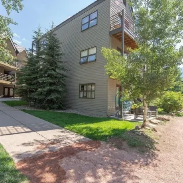 Riverfront, Blocks to Ski - Mtn Views, Hot Tub at Viking Lodge 217 Condo