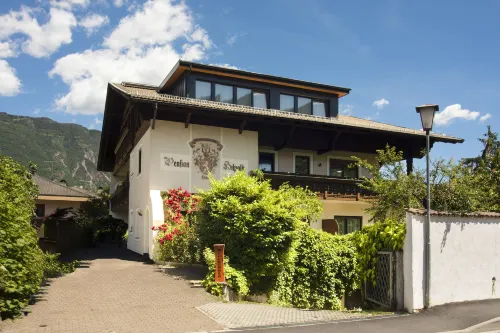 Bed&Breakfast Pension Hilpold Hotels in Lana