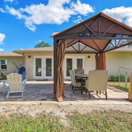 Bikes, Yard & Fire Pit at Upscale Lecanto Home!