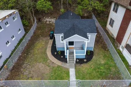 Fully Renovated Tiny Gem ~ Mins to Downtown ~ Yard