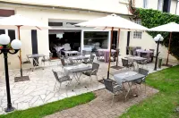 Logis Hôtel-Restaurant la Croix Couverte Hotel a Mayenne