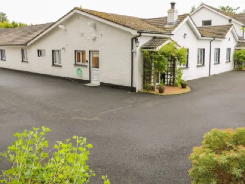 安靜水濱小屋酒店 鄰近黑暗樹籬的酒店