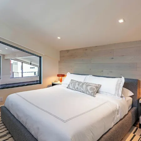 Eagle’s Rest - Top Floor 3 BR Luxury Residence